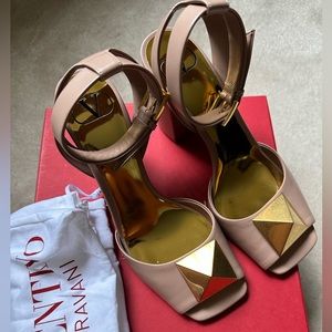 VALENTINO GARAVANI signature Roman Stud leather sandals in nude.